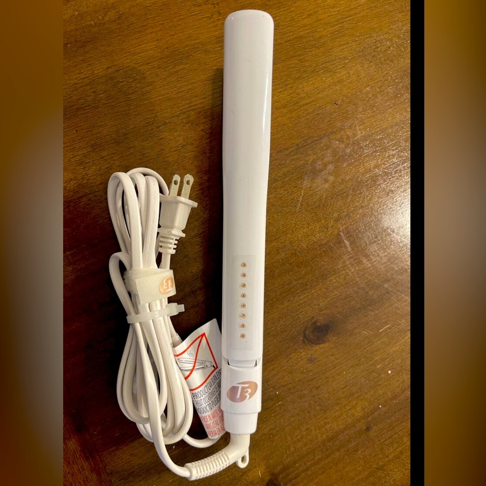 White T3 Micro Single Pass Ceramic 1"
Flat Iron Hair Straightener Model 73520